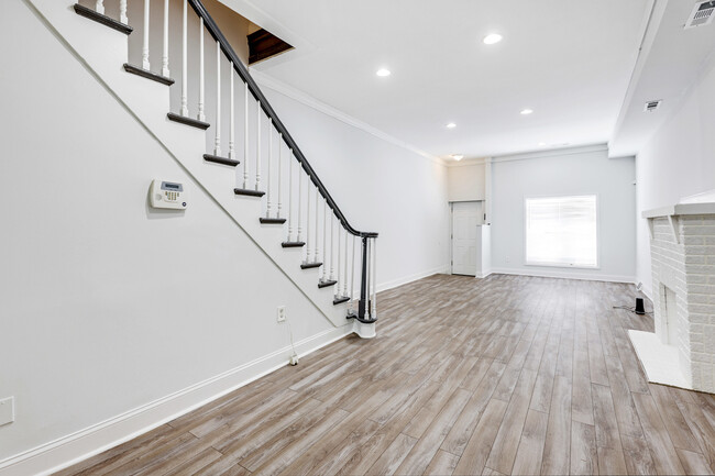 Foto del edificio - 725 N Patterson Park Ave