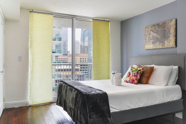 Building Photo - 1200 Brickell Bay Dr