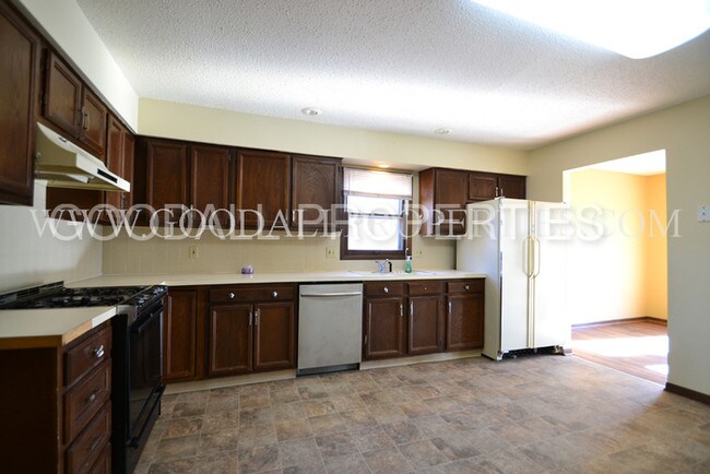 Building Photo - 5004 Aspen Dr