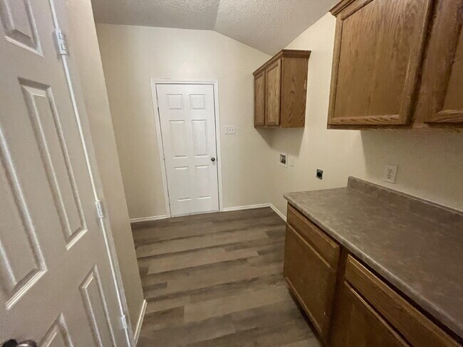 Building Photo - 1605 Kirby Ave