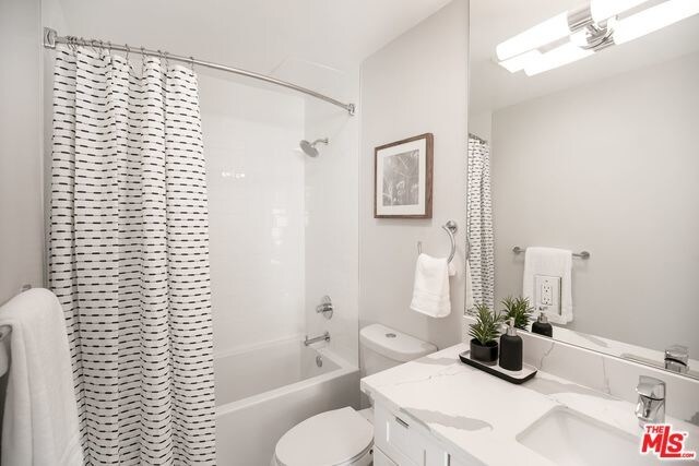 Foto del edificio - 2615 W 235th St