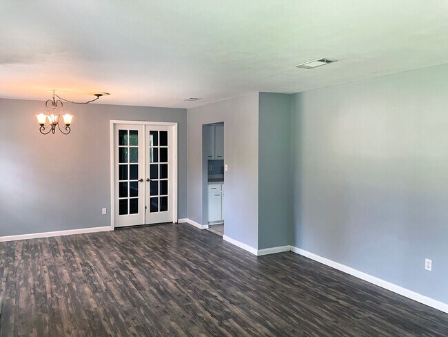 Foto del edificio - Lovely 3 Bedroom Home in Northwood - Fenced-in Yard