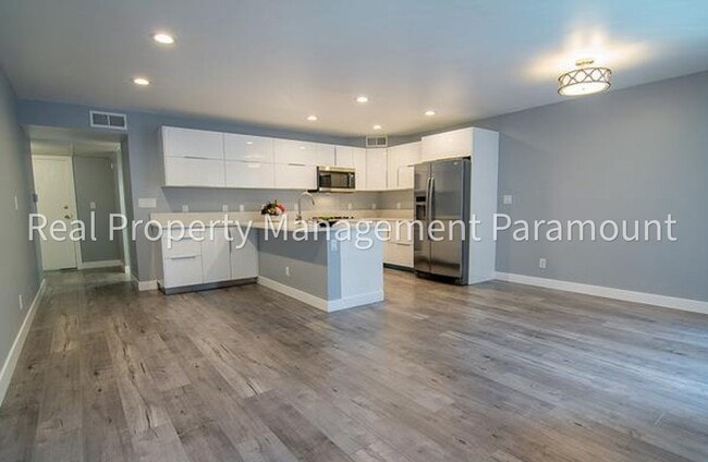Building Photo - Spacious Condo with Relaxing Pool Views
