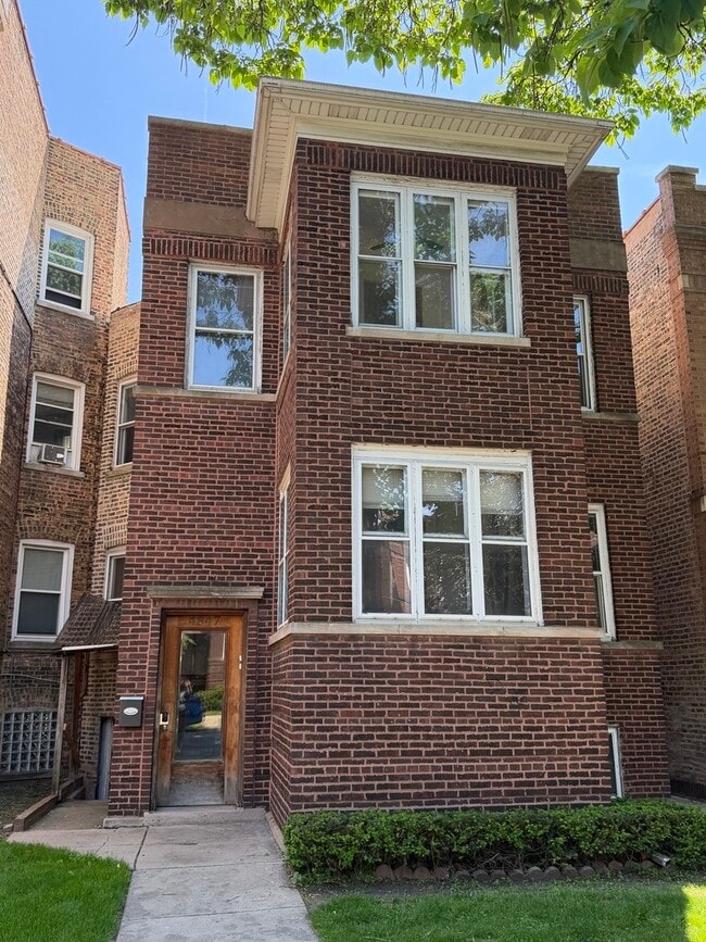 Building Photo - 4847 N Claremont Ave