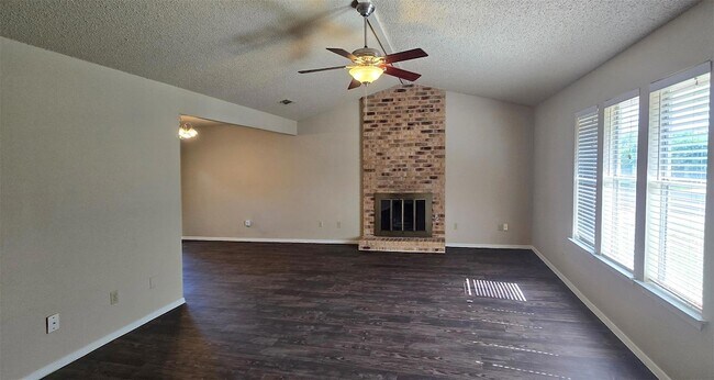 Foto del edificio - 11904 Hardwood Trail