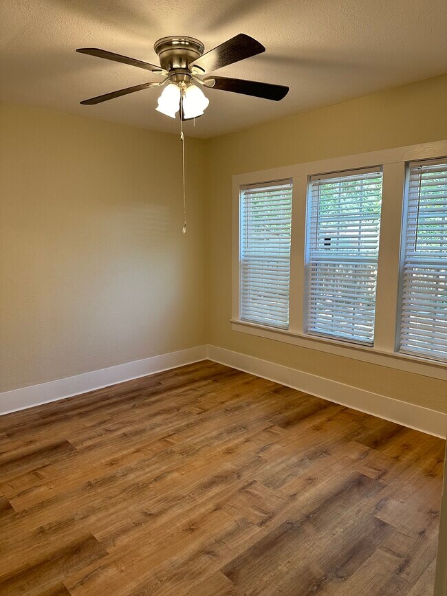 dormitorio medio - 226 N West St