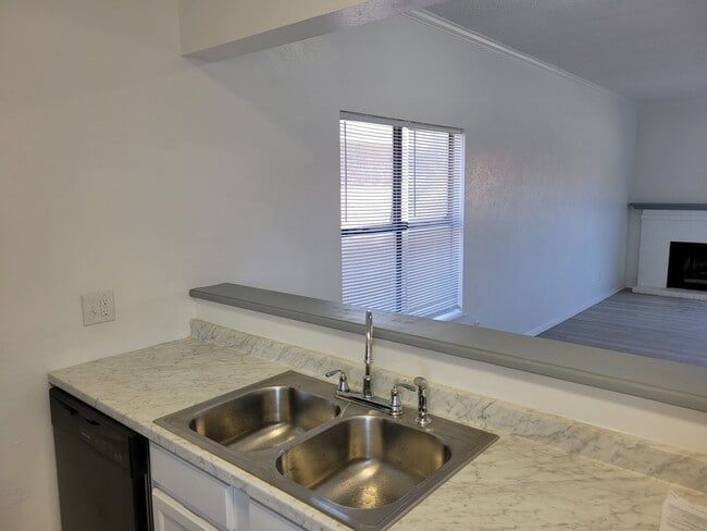 Foto del edificio - 2530 E 7th St