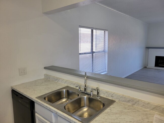 Foto del edificio - LUXURY LARGE UNIT IN EAST CLOVIS ALL NEW I...