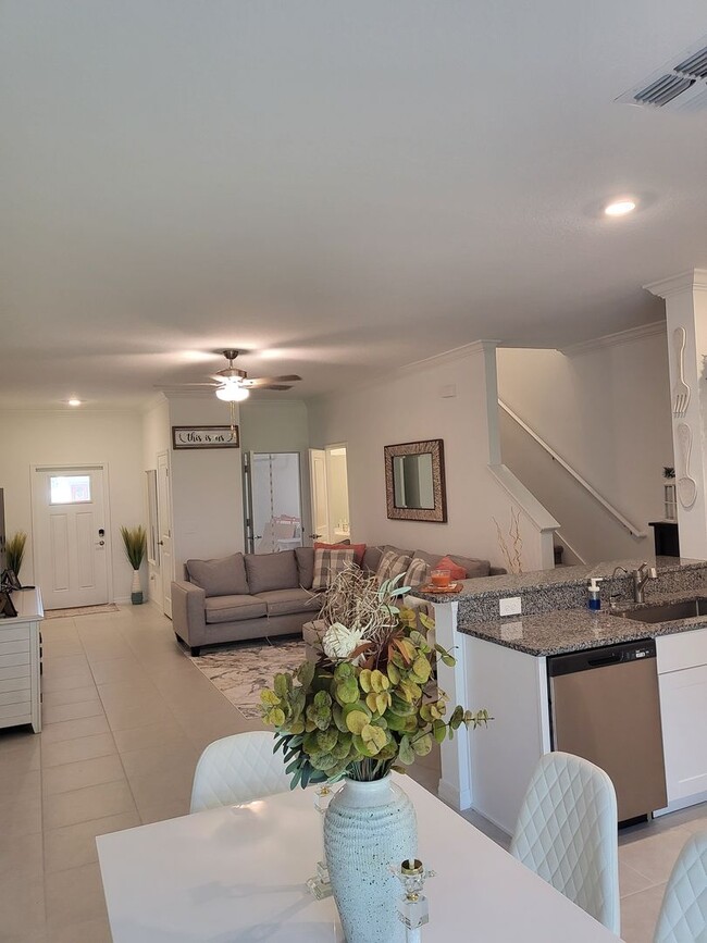 Building Photo - Available Now : Charming 3 Bed, 2 Bath Tow...