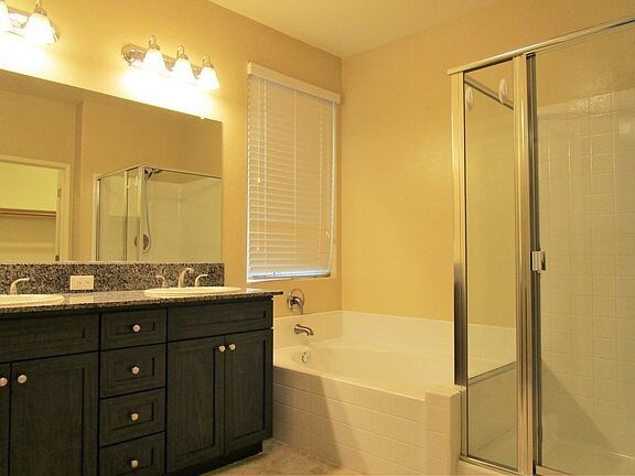 Building Photo - Stunning 3 bedroom 2 bathroom