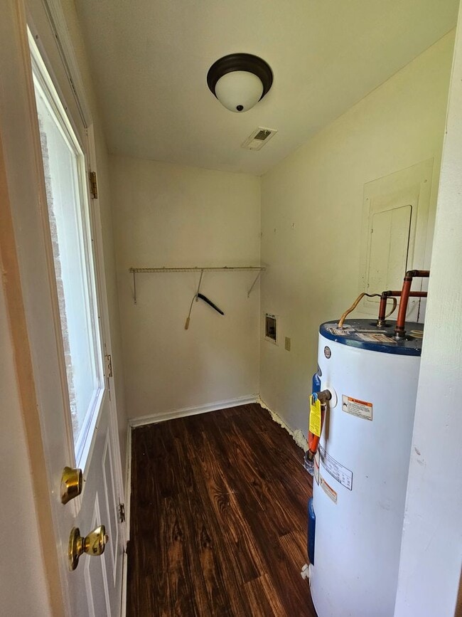 Building Photo - 117 Red Cedar Dr