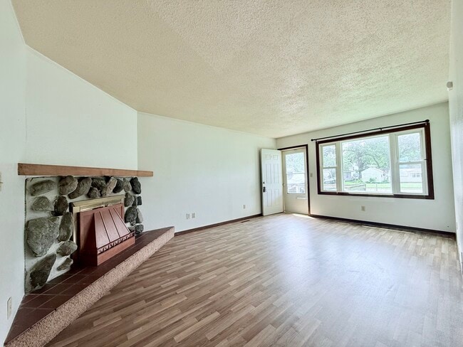 Living Room - 206 E Elm St
