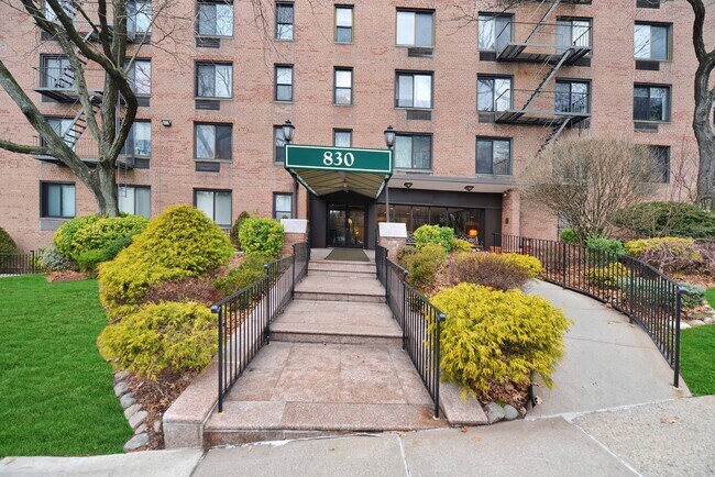 Building Photo - 850 Howard Ave