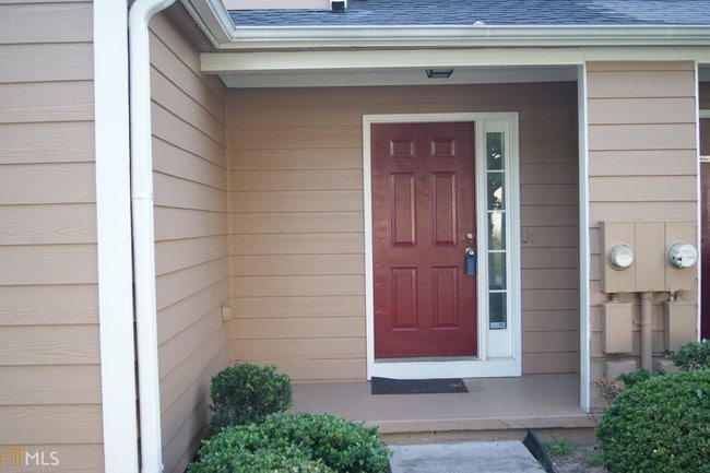 Building Photo - 5875 Hampton Ct