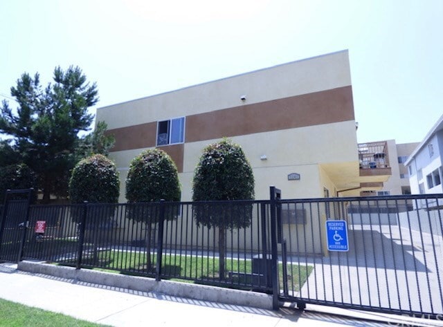 Primary Photo - 5241 Riverton Ave