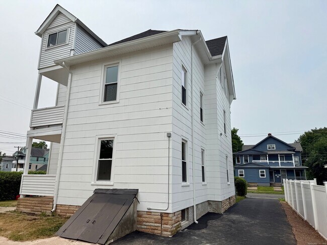 Building Photo - 449 Stanley St