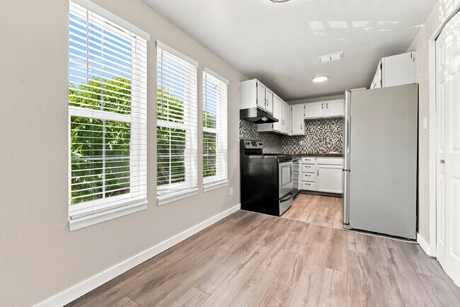 Foto del edificio - $1,295.95 1 bed, 1 bathroom, located in Aurora with a washer and dryer.