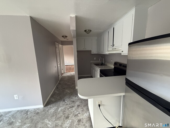 Building Photo - 1051 Old Colony Rd