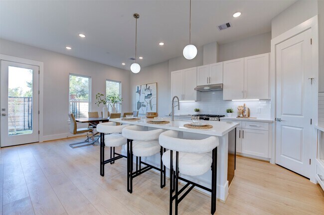Building Photo - 5138 Rosslyn Rd