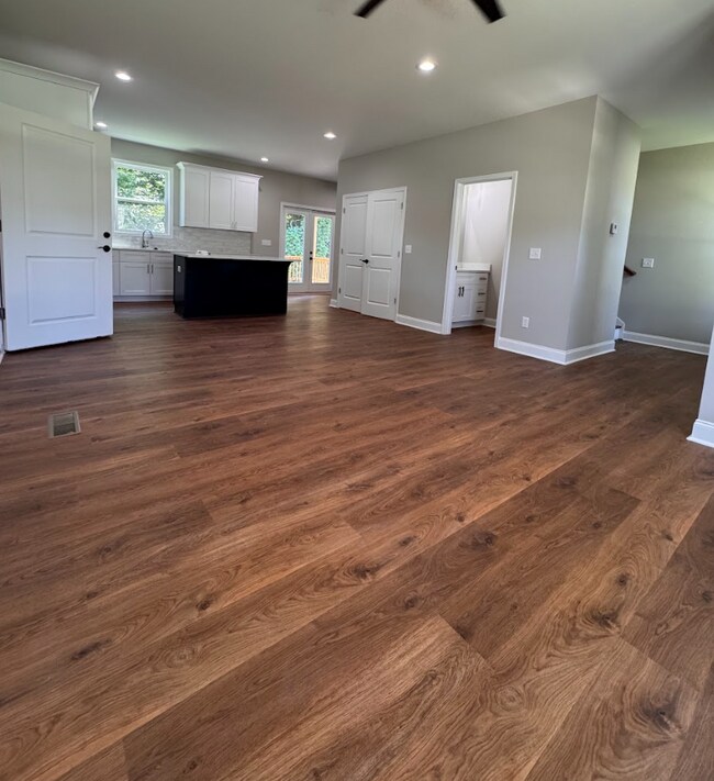 Foto del edificio - Spacious 5-Bedroom Greenville Home with 3.5 Baths, 2-Car Garage & Walkout Basement
