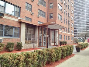 Building Photo - 2909 N Sheridan Rd