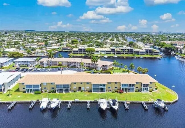 Building Photo - 700 SE 7th Ave