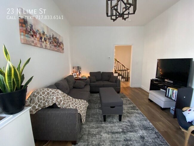 Foto del edificio - Beautifully Renovated Two-Story Apartment