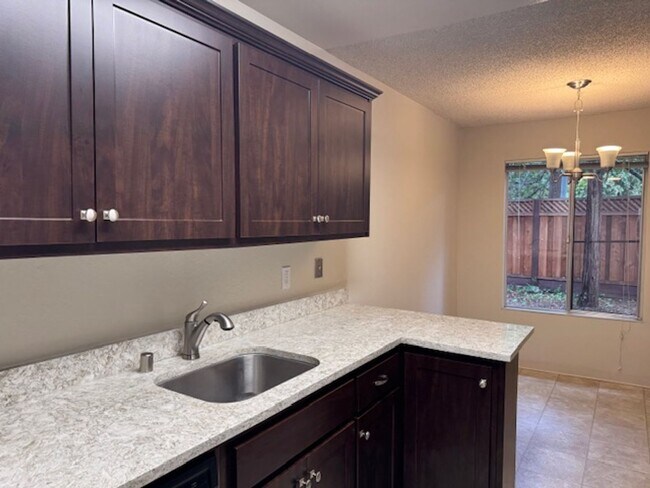 Foto del edificio - Wonderful lower level 2 bedroom, 1 bath co...