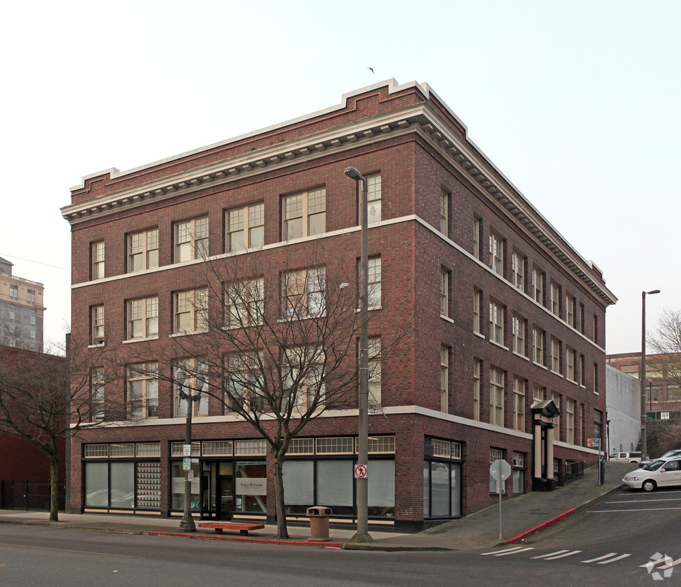 Primary Photo - Colonial Apartments