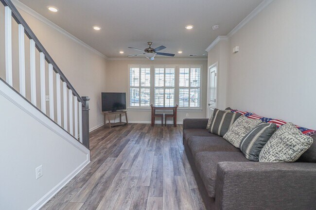 Building Photo - Stunning 3 Bed 2.5 Bath, Newer Condo-Style...
