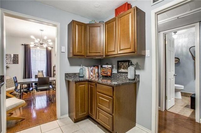 Foto del edificio - 5014 Les Chateaux Dr