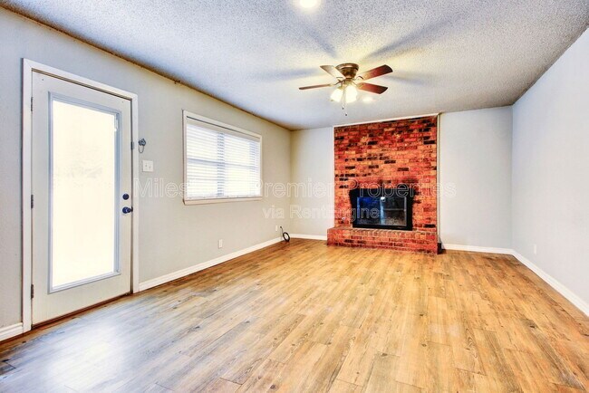 Building Photo - 624 Patricia Dr