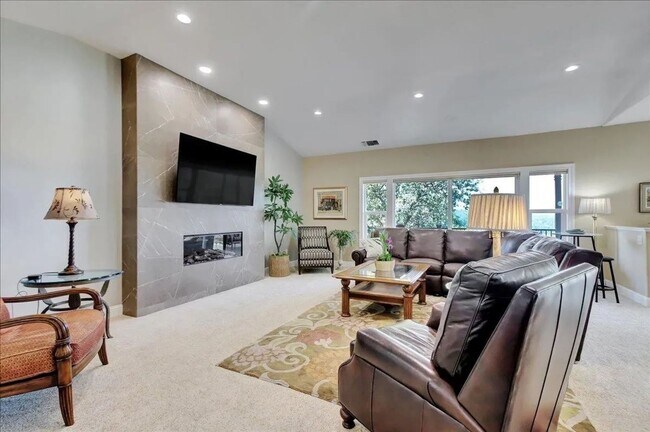 Foto del edificio - Lake View, 5 bedroom, 3 bath home in gated...