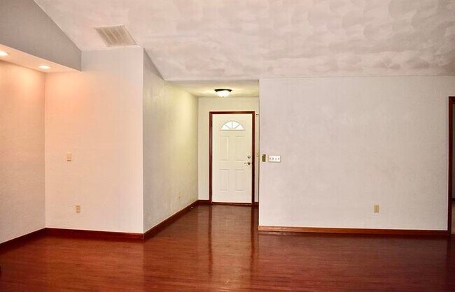 Building Photo - 858 Kendra Ann Dr