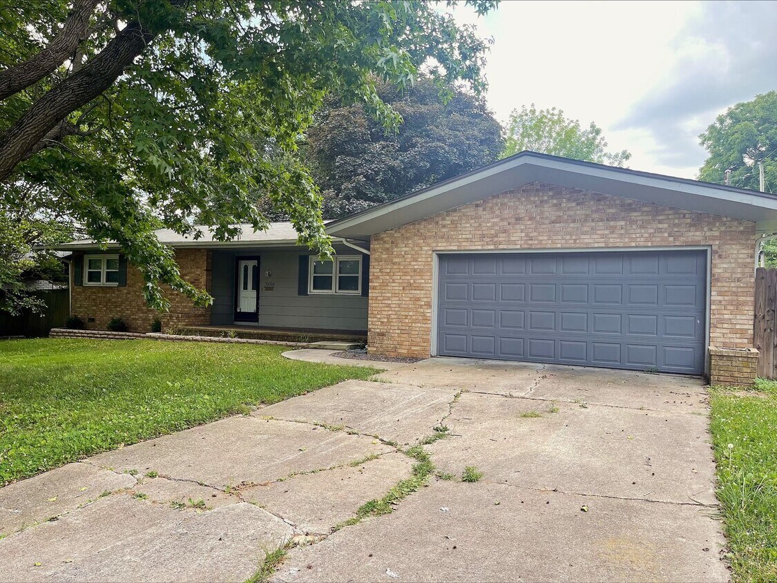 Foto principal - Gorgeous 3 Bedroom Home located near the new HYVEE!