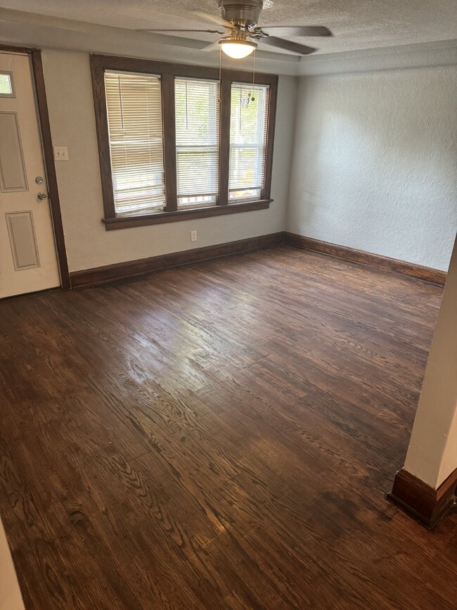 Building Photo - 4 Bedroom/1.5 Bathroom Single Family on Qu...