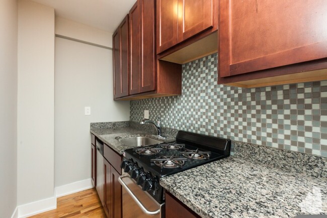 Building Photo - 2 bedroom apartment features hardwood floo...