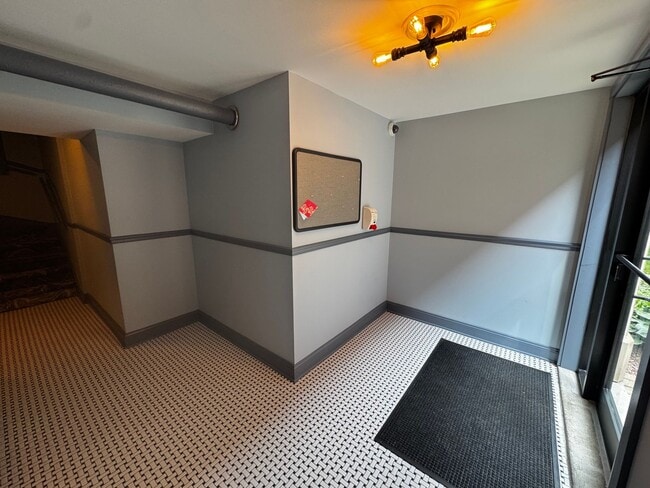 Foto del edificio - Nice 2 Bed w/Dining Room and Newer Kitchen and Bath at Roger's Glenwood District