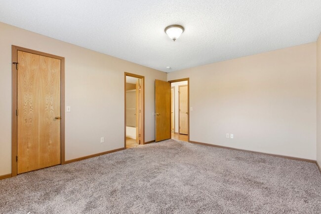Building Photo - 2 Bedroom Upstairs Apartment - Springfield MO