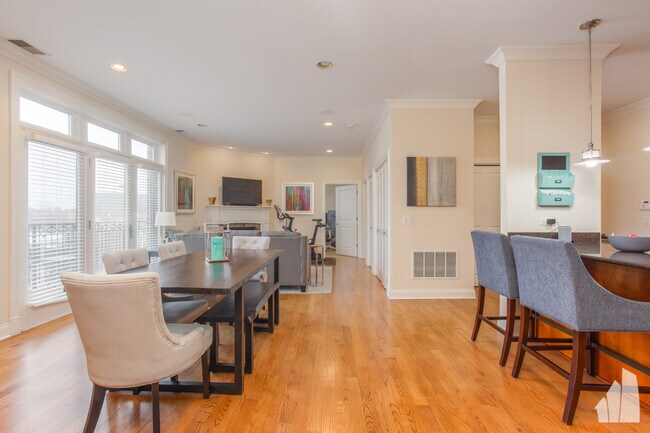 Building Photo - 2757 N Lincoln Ave