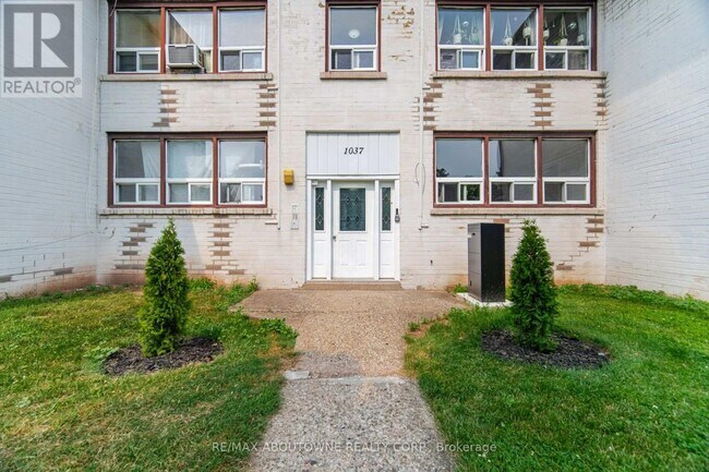Photo du bâtiment - 1037 Churchill Ave