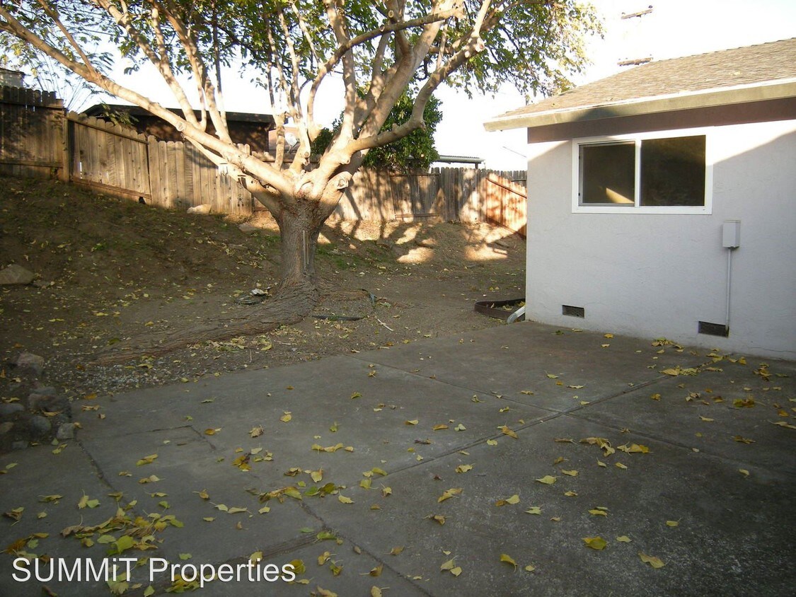 Building Photo - 166 Manzanita Dr