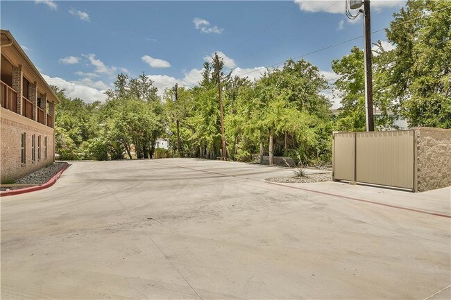 Building Photo - 211 Shady Grove Dr