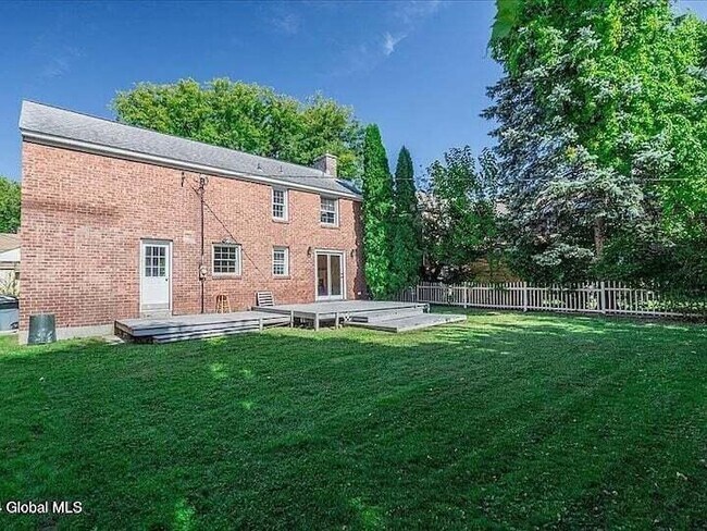 Foto del edificio - 135 Winthrop Ave