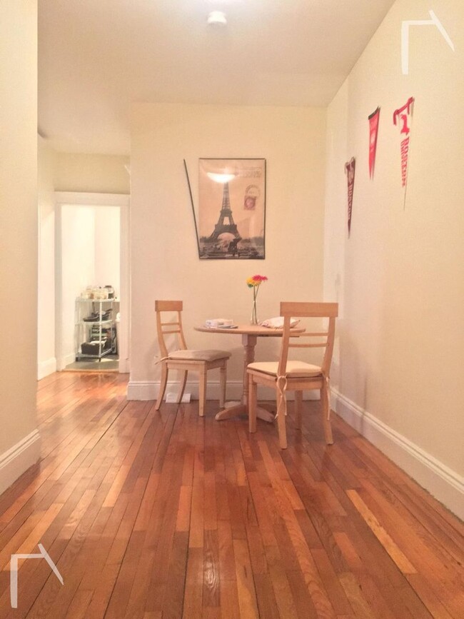 Foto del edificio - Large Fully Renovated Unit On Cleveland Ci...