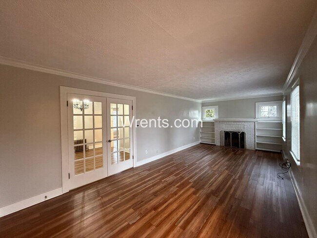 Foto del edificio - Beautiful 3 bed 2 bath updated home! Half off first months rent!