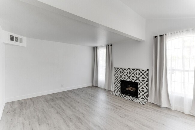 Building Photo - Modern 3-Bed Home in Green Valley – Beautifully Updated!