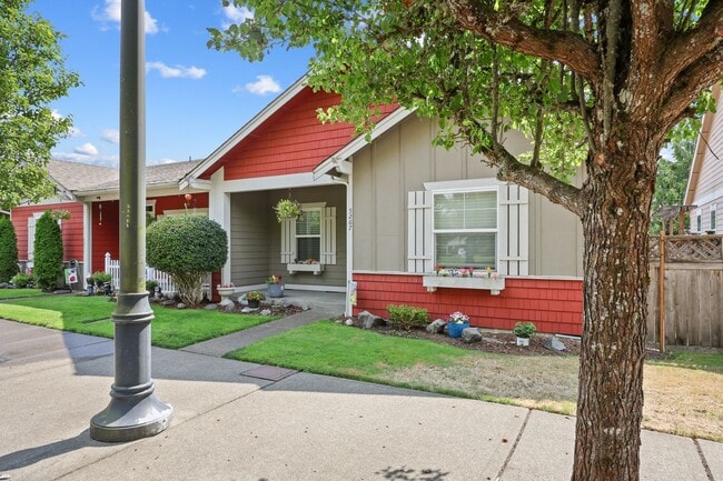 Building Photo - MOVE IN READY! 2 bed, 2 bath townhouse. No...