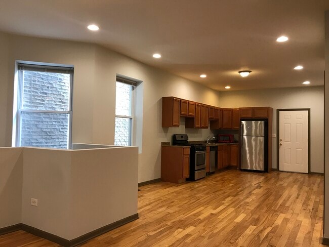 Building Photo - 1364 N Hamlin Ave