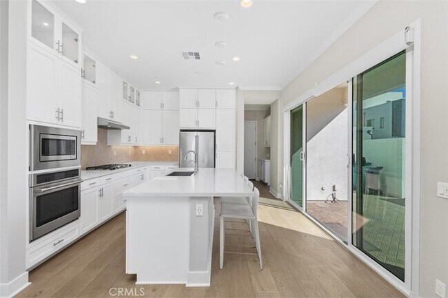 Building Photo - 157 Novel